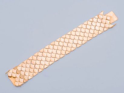 null Large bracelet ruban souple en or jaune 18 carats (750 millièmes) à maille articulée...