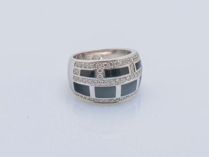 MAUBOUSSIN Bague jonc bombé en or gris 18 carats (750 millièmes) sertie d’onyx et...