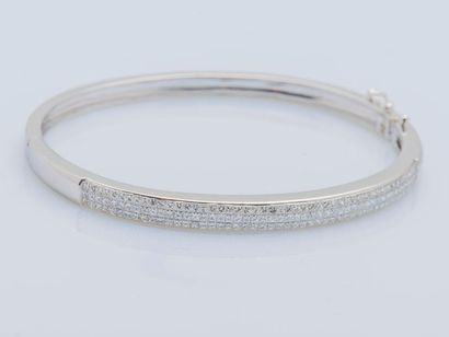 null Bracelet jonc ouvrant en or gris 18 carats (750 millièmes) serti de trois lignes...