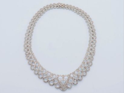 null Collier ras de cou en or gris 18 carats (750 millièmes) dessinant une draperie...