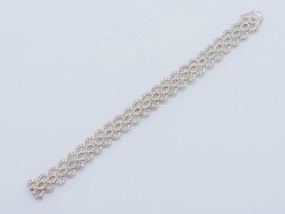 null Bracelet ruban en or gris 18 carats (750 millièmes) formant trois rangs d’arabesques...