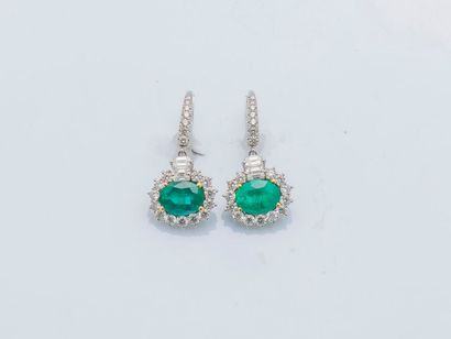 null Paire de pendants d’oreilles en or gris 18 carats (750 millièmes) sertis chacun...