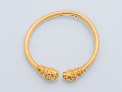 null NON VENU
Bracelet jonc ouvert à mufles de lion en or jaune 18 carats (750 millièmes)...