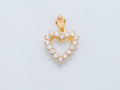 null Pendentif cœur ajouré en or jaune 18 carats (750 millièmes) serti de diamants...