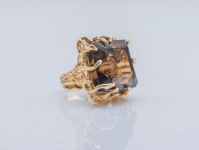 null Importante bague en or 14 carats (750 millièmes) sertie d’un quartz brun d’environ...