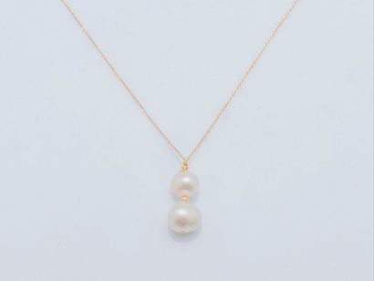 null Collier en or jaune 9 carats (375 millièmes) soutenant en pendentif de perles...
