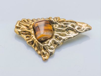 null Broche moderniste en métal doré texturé sertie d’un quartz œil de tigre.

Dim....