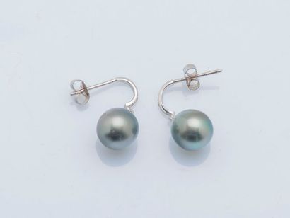 null Paire de boucles d’oreilles en or gris 18 carats (750 millièmes) serties de...