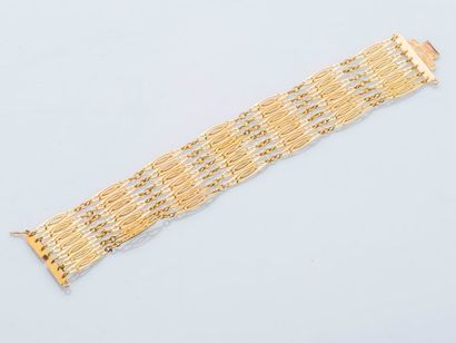 null Bracelet ruban de cinq rangs de maillons navette articulés et ajourés en or...