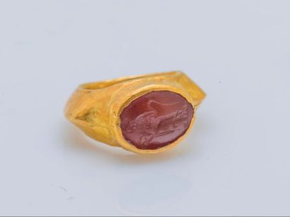 null Bague en or jaune 18 carats (750 millièmes) creux ornée d’une intaille sur cornaline...