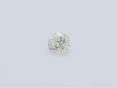 null Un diamant taillé en brillant sur papier pesant 0,90 carat.