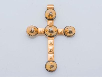 null Pendentif croix capucine en or jaune 18 carats (750 millièmes) orné d’émail...