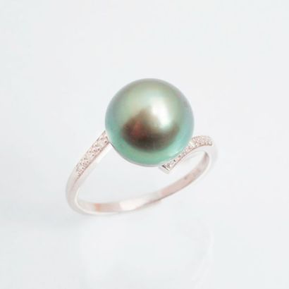 null 9 carat (375 thousandths) white gold ring set with a Tahitian pearl set with...