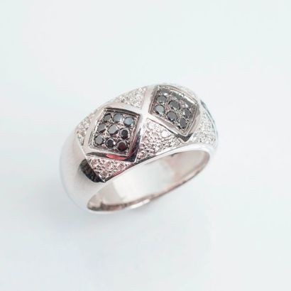 null An 18 carat (750 thousandths) white gold band ring decorated with crosses set...