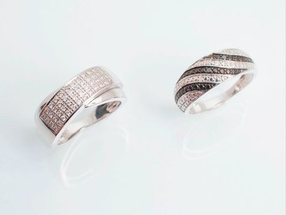 null Set of two rings in 9 carat (375 thousandths) white gold, one forming a crossed...