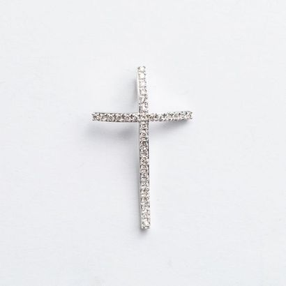 null Pendentif croix en or gris 18 carats (750 millièmes) sertie de diamants taillés...