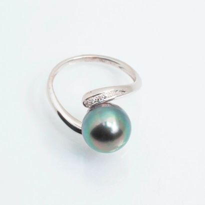 null Ring in 18 carat white gold (750 thousandths) set with a Tahitian pearl set...