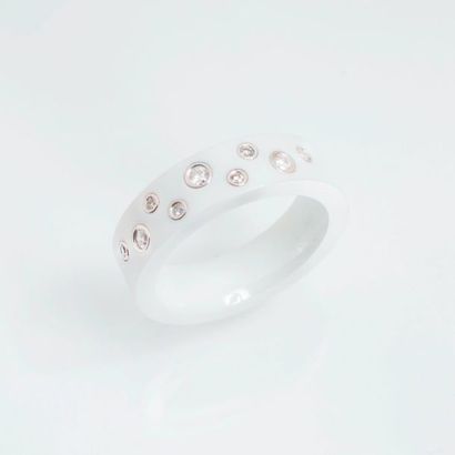 null White ceramic and 18 karat (750 thousandths) white gold ring inlaid with brilliant-cut...