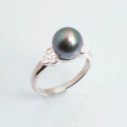 null Ring in 18 carat white gold (750 thousandths) set with a Tahitian pearl set...