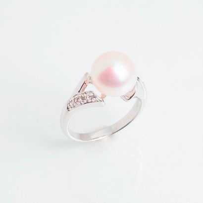 null 9 carat (375 thousandths) white gold ring set with a cultured pearl supported...