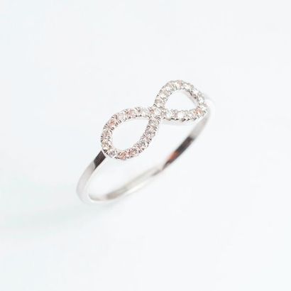 null Ring in 18K white gold (750 thousandths) adorned with the sign of infinity set...