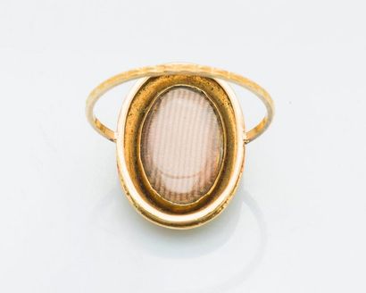 null 18 karat (750 thousandths) yellow gold souvenir ring, the oval bezel adorned...