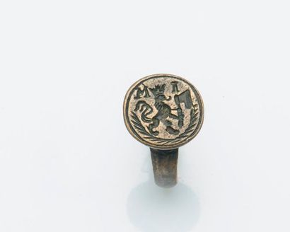 null Bronze ring, the round bezel engraved with a blazon decorated with a crowned...