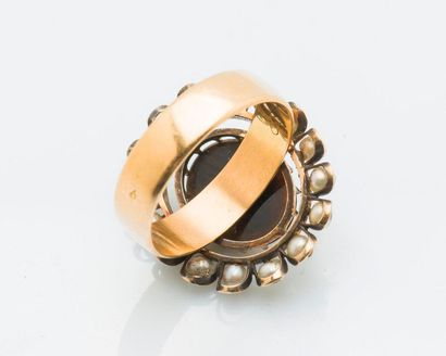 null Ring in 18K yellow gold (750 thousandths) composed of a brooch motif set with...