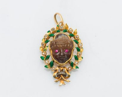 null 18 karat (750 thousandths) yellow gold pendant adorned with a face carved in...