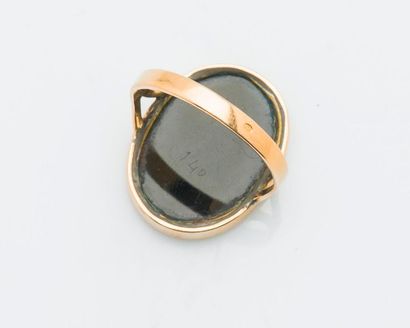 null Ring in 18 karat yellow gold (750 thousandths) the oval bezel set with a cameo...