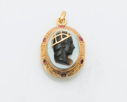 null A curved oval souvenir pendant in 18K yellow gold with an agate cameo depicting...