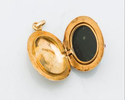 null A curved oval souvenir pendant in 18K yellow gold with an agate cameo depicting...