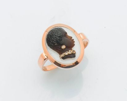 null 18 karat (750 thousandths) pink gold ring set with a cameo on agate depicting...