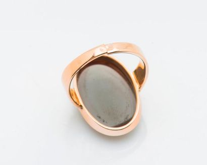 null Ring in 18 karat yellow gold (750 thousandths) the oval bezel set with an agate...