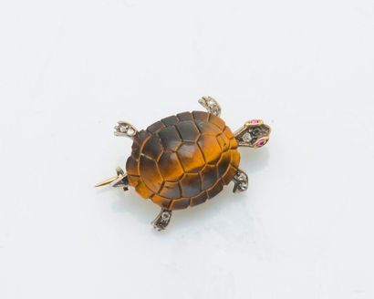 null Small tortoise brooch in 14 carat yellow gold (585 thousandths) and silver (925...