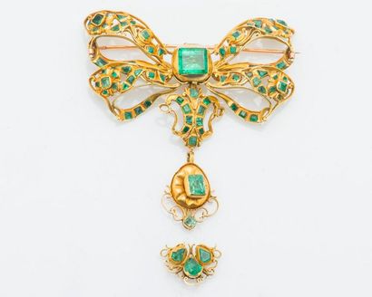 null Knot brooch in 18-carat (750 thousandths) yellow gold set with emeralds, one...