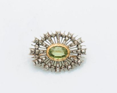 null 18-carat (750 thousandths) yellow gold brooch set with an oval peridot in a...