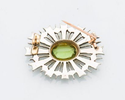 null 18-carat (750 thousandths) yellow gold brooch set with an oval peridot in a...