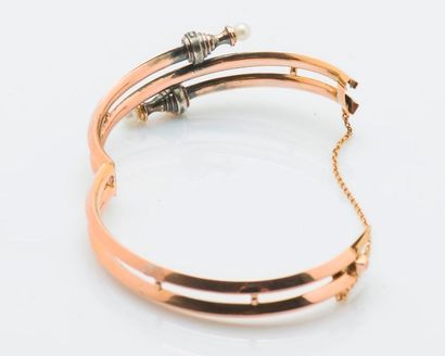 null Rigid bracelet opening in 9 carat (385 thousandths) pink gold, with a winding...