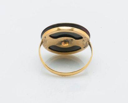 null Ring in 18 carat yellow gold (750 thousandths), the round bezel set with an...