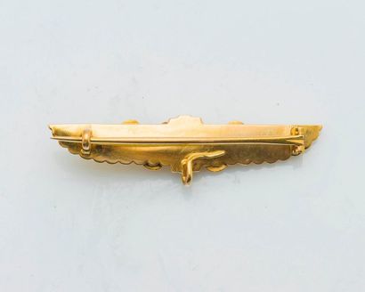 null 14 karat (585 thousandths) yellow gold Egyptian bar brooch decorated with a...