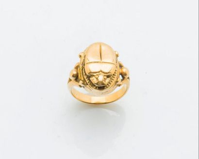 null 18 karat yellow gold scarab ring (750 thousandths), the reverse of the bezel...