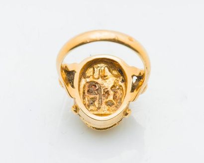 null 18 karat yellow gold scarab ring (750 thousandths), the reverse of the bezel...