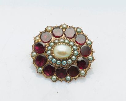 null Oval gilt metal brooch set with an irregular pearl in the center in a double...