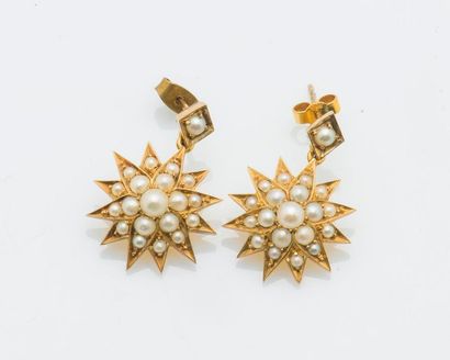 null Pair of ear pendants forming 18 karat yellow gold stars (750 thousandths), each...
