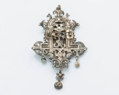 null Pendant brooch in silver (925 thousandths) decorated with openwork arabesques...