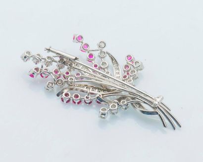 null Broche gerbe en platine (950 millièmes) sertie de rubis ronds et de diamants...