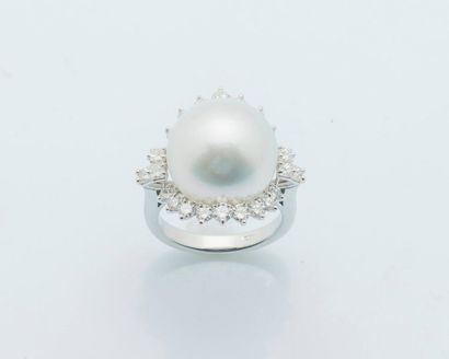 null 18 karat white gold ring (750 thousandths) set with a large cultured pearl of...