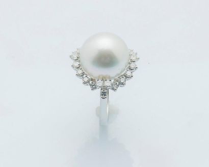 null 18 karat white gold ring (750 thousandths) set with a large cultured pearl of...