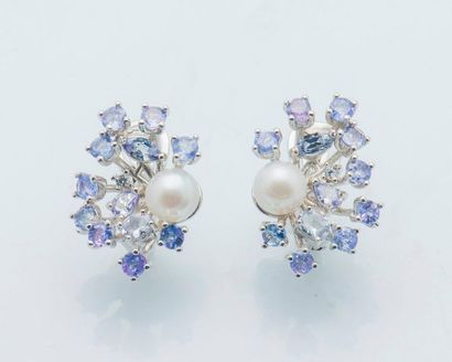 null Pair of silver earrings (925 thousandths) each set with a cultured pearl in...